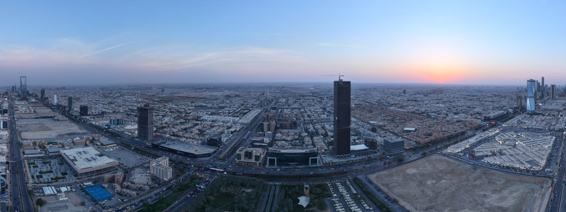 لقطة جوية لموقع البرج عند الغروب